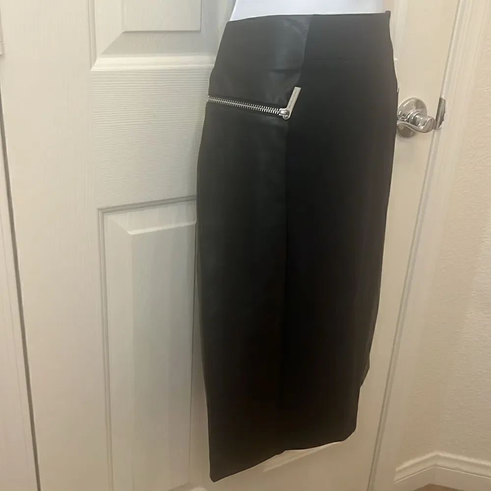 Michael Kors Skirt Size 10 Black Basics Leather Slimming Midi Silver Hardware - Picture 2 of 13